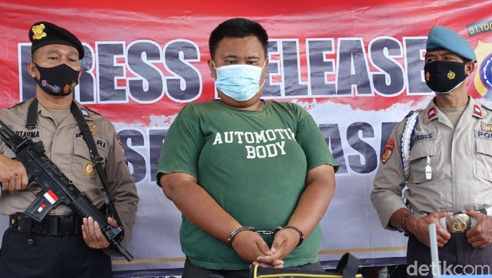 Pegawai yang nekat mencuri dan menggelapkan kabel sisa proyek KRL Yogya-Solo saat rilis kasus di Mapolsek Kalasan, Rabu (31/3/2021)