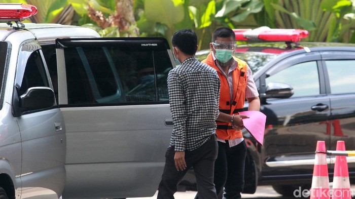 Petugas mengawal tersangka korupsi Ferdy Yuman untuk menjalani pemeriksaan lanjutan di Gedung KPK Merah Putih, Jakarta, Rabu (23/3/2021).