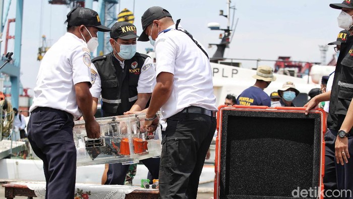 Cockpit voice recorder (CVR) black box atau kotak hitam pesawat Sriwijaya Air SJ182 akhirnya ditemukan. Penemuan CVR ini dikonfirmasi oleh Kementerian Perhubungan.