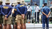 Menteri Perhubungan Budi Karya Sumadi dan Ketua KNKT Soerjanto Tjahjono melakukan rilis penemuan CVR (Cockpit Voice Recorder Sriwijaya  SJ-182 di kawasan Dermaga JICT 2,Jakarta Utara, Rabu (31/3). 