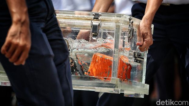 Cockpit voice recorder (CVR) black box atau kotak hitam pesawat Sriwijaya Air SJ182 akhirnya ditemukan. Penemuan CVR ini dikonfirmasi oleh Kementerian Perhubungan.