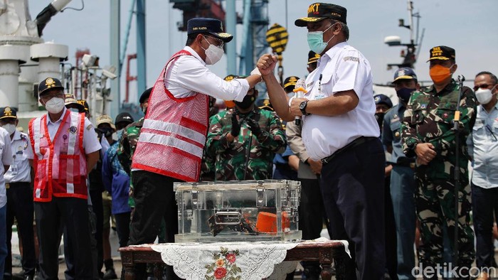 Penampakan CVR Sriwijaya Air SJ182 yang Akhirnya Ditemukan Cockpit voice recorder (CVR) black box atau kotak hitam pesawat Sriwijaya Air SJ182 akhirnya ditemukan. Penemuan CVR ini dikonfirmasi oleh Kementerian Perhubungan.