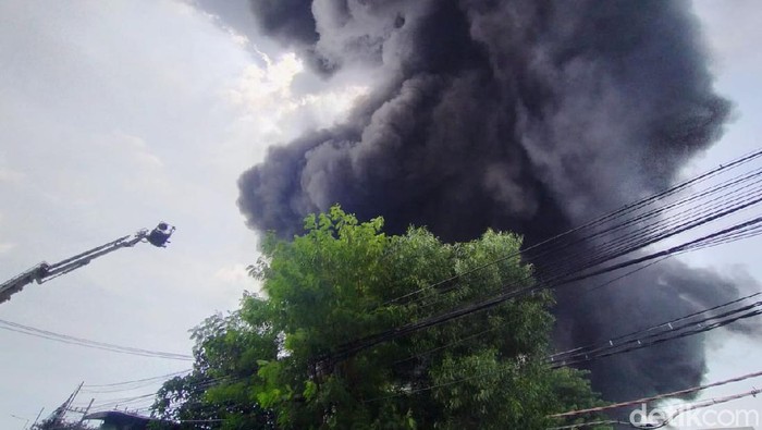 Pabrik plastik di Jalan Raya Tandes 208, Margomulyo, Surabaya, terbakar, Rabu (31/3). Asap hitam dan pekat membubung tinggi dari pabrik yang terbakar.