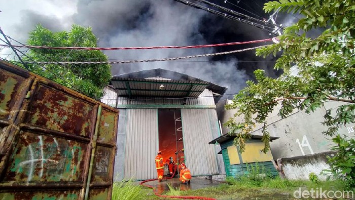 Penampakan Kepulan Asap dari Pabrik Plastik yang Terbakar Pabrik plastik di Jalan Raya Tandes 208, Margomulyo, Surabaya, terbakar, Rabu (31/3). Asap hitam dan pekat membubung tinggi dari pabrik yang terbakar.