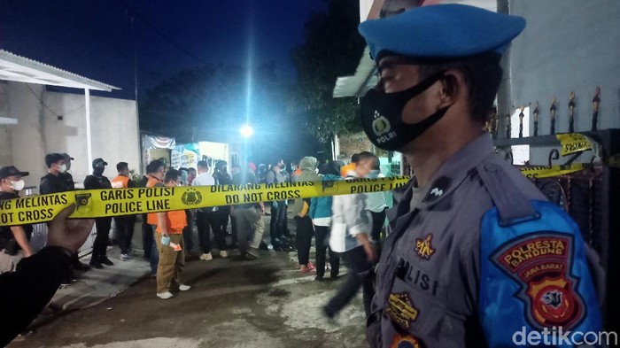 Penggeledahan rumah terduga teroris di Kabupaten Bandung.