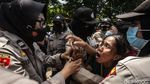 Penggusuran Lahan Sengketa Diwarnai Isak Tangis
