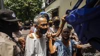 Nirin bin Siman (81) meminta agar penggusuran batal dilakukan dengan cara memegangi ekskavator yang akan meratakan bangunan di lahan tersebut. 