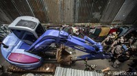 Sebagian warga telah mengevakuasi barang-barangnya.