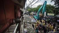 Alat berat berupa ekskavator dikerahkan dalam penggusuran tersebut.