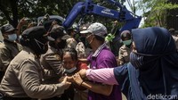 Sejumlah warga menolak penggusuran di Jalan Kapuk Kamal Raya, Cengkareng, Jakarta Barat, Rabu (31/3/2021).