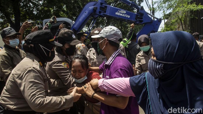 Penggusuran Lahan Sengketa di Jakbar Dibumbui Tangis Haru Warga menolak penggusuran di jalan Kapuk Kamal Raya, Cengkareng, Jakarta Barat, Rabu (31/3/2021). Sebanyak 4 rumah dan 60 kontrakan diratakan petugas.