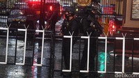 Polisi bersenjata lengkap berjaga di depan Mabes Polri. Sementara jenazah perempuan berpistol, ZA, telah dibawa ke Rumah Sakit Polri Kramat Jati.