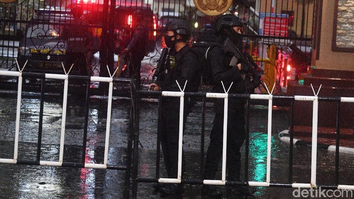 Personel kepolisian dengan rompi anti peluru dan senjata laras panjang berjaga di Mabes Polri, Jakarta, Rabu (31/3/2021). ANTARA FOTO/M Adimaja/wpa/wsj.