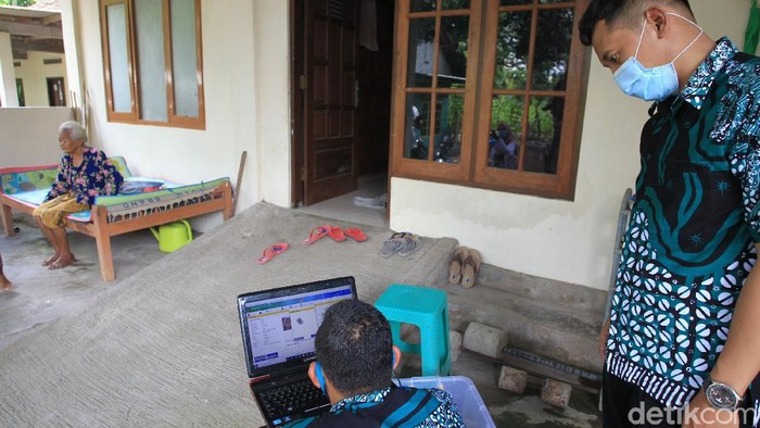 Petugas pencatatan sipil mempersiapkan alat-alat yang digunakan saat proses perekaman kartu tanda penduduk (KTP) di kabupaten Bantul, Yogyakarta, Rabu (31/3/2021).
