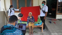 Perekaman KTP ini dilakukan secara jemput bola atau mengunjungi dari rumah ke rumah warga lansia dan berkebutuhan khusus.  