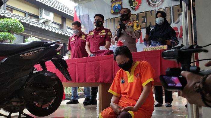 Perempuan di Lamongan Ini Malah Curi Motor di Parkiran saat Urus Perceraian