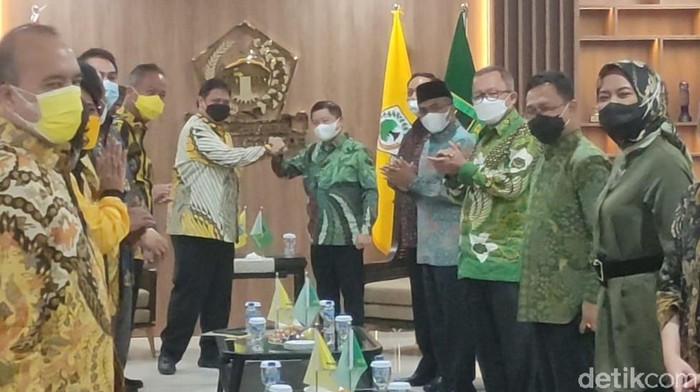Pertemuan Ketum PPP Suharso dan Ketum Golkar Airlangga