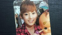 Photocard pertama yang dirilis SM Entertainment untuk SNSD adalah lewat album Oh! (2010). (Foto: dok. Carousel.sg) 