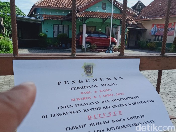 Pintu gerbang kantor Kecamatan Karanganom, Klaten, ditutup, Rabu (31/3/2021).