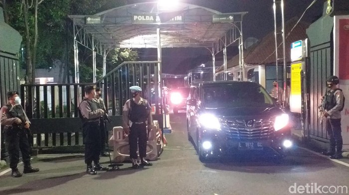 Polda Jatim menerapkan penjagaan ketat usai terjadi penyerangan di Mabes Polri sore tadi. Pengetatan penjagaan diterapkan mulai di pintu masuk Mapolda Jatim.