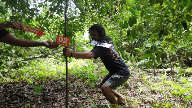 Polisi menggelar prarekonstruksi penanganan kasus tiga orang yang diduga dibunuh oknum anggota suku Togutil di hutan Patani Timur, Halmahera Tengah, Malut (dok Polda Malut)