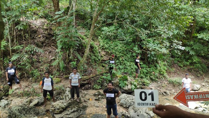Polisi menggelar prarekonstruksi penanganan kasus tiga orang yang diduga dibunuh oknum anggota suku Togutil di hutan Patani Timur, Halmahera Tengah, Malut (dok Polda Malut)