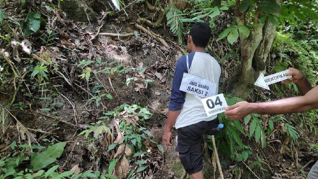 Polisi menggelar prarekonstruksi penanganan kasus tiga orang yang diduga dibunuh oknum anggota suku Togutil di hutan Patani Timur, Halmahera Tengah, Malut (dok Polda Malut)