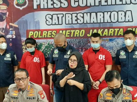 Polisi rilis penangkapan Agung Saga di kasus narkoba.