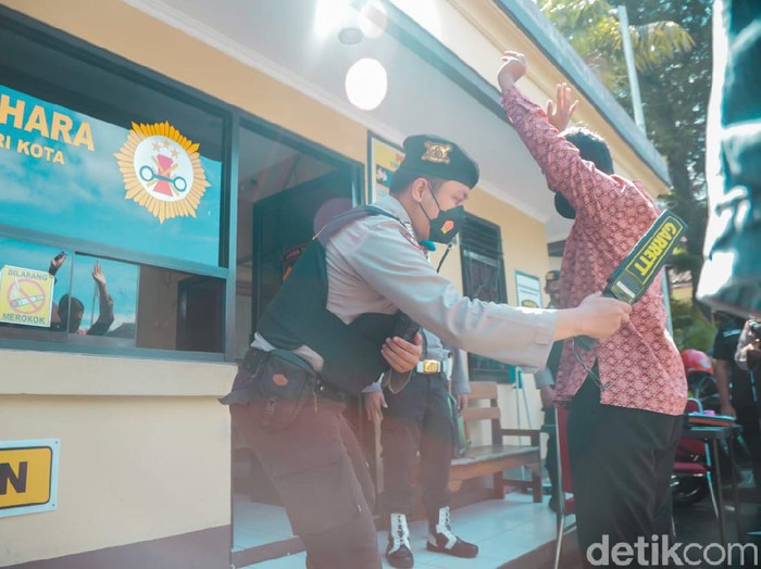 Menjelang perayaan Paskah, polisi Kota Kediri terus melakukan pengamanan di sejumlah titik. Mulai di gereja-gereja hingga pengetatan pengamanan di Mapolres Kediri Kota.