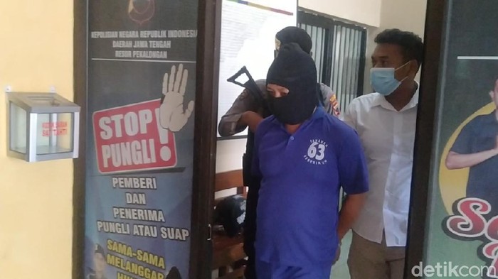 Pria Pekalongan ini melakukan penipuan dan penggelapan mobil siaga dari 16 desa di 6 kabupaten di Jateng. Heri Hermawan saat dihadirkan di Polres Pekalongan, Rabu (31/3/2021).