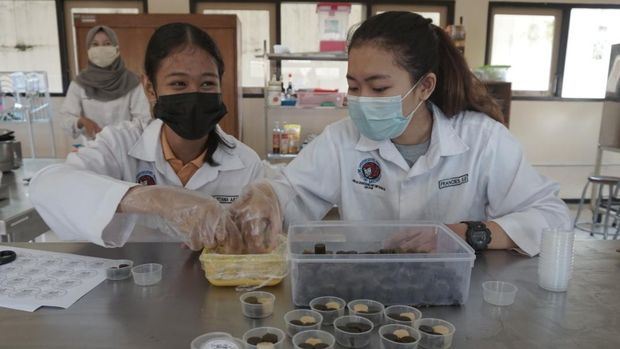 Proses pembuatan permen jeli herbal di UKSW Salatiga