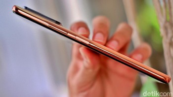 Terdapat sensor sidik jari yang menyatu dengan tombol power. Foto: Adi Fida Rahman/detikINET