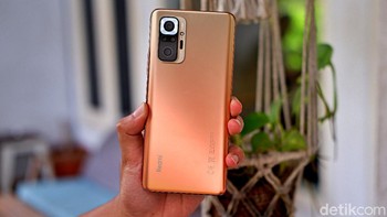 Ponsel ini ditenagai Snapdragon Snapdragon 732G dan baterai 5.020 mAh dengan pengisian cepat 33W. Foto: Adi Fida Rahman/detikINET
