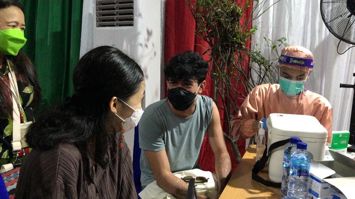 Reza Rahadian jalani vaksinasi