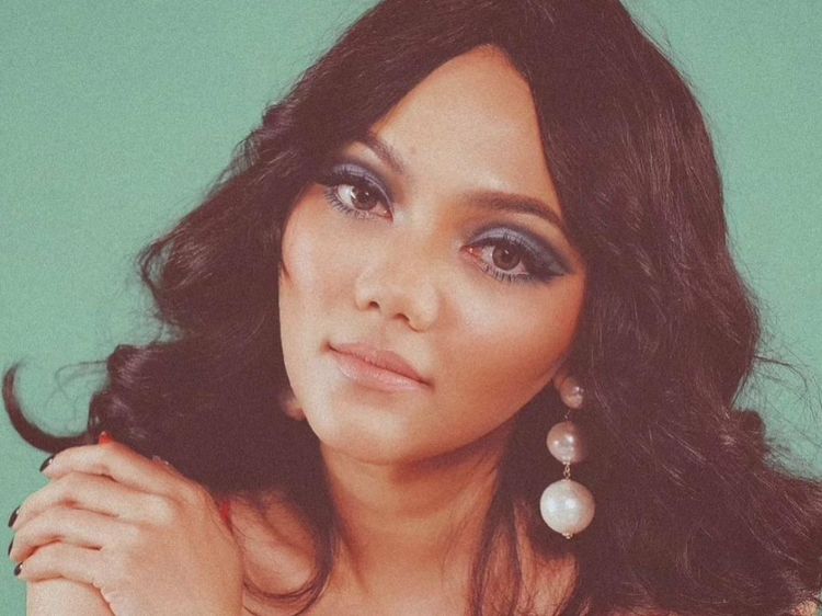 6 Penampilan Unik Rina Nose Pemotretan Jadul, Ada yang Disebut Mirip Eva Arnaz