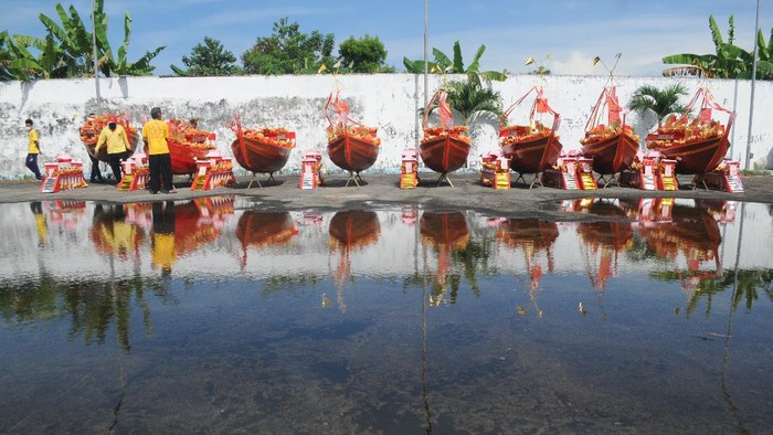 Replika kapal dibakar di Vihara Avalokitesvara, Pamekasan, Jawa Timur, Selasa (30/3/2021).  Ritual bakar kapal pada saat peringatan lahirnya Dewi Kwan Im itu dimaksudkan untuk mendoakan leluhur dan sebagai permohonan untuk memperoleh keselamatan dan kesuksesan.  ANTARA FOTO/Saiful Bahri/aww.