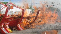 Replika kapal dibakar di Vihara Avalokitesvara, Pamekasan, Jawa Timur, Selasa (30/3/2021). 