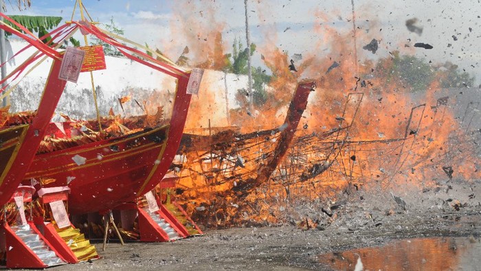 Replika kapal dibakar di Vihara Avalokitesvara, Pamekasan, Jawa Timur, Selasa (30/3/2021).  Ritual bakar kapal pada saat peringatan lahirnya Dewi Kwan Im itu dimaksudkan untuk mendoakan leluhur dan sebagai permohonan untuk memperoleh keselamatan dan kesuksesan.  ANTARA FOTO/Saiful Bahri/aww.