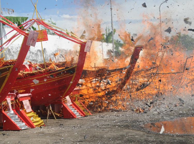 Doakan Leluhur Warga Pemekasan Lakukan Ritual Bakar Kapal