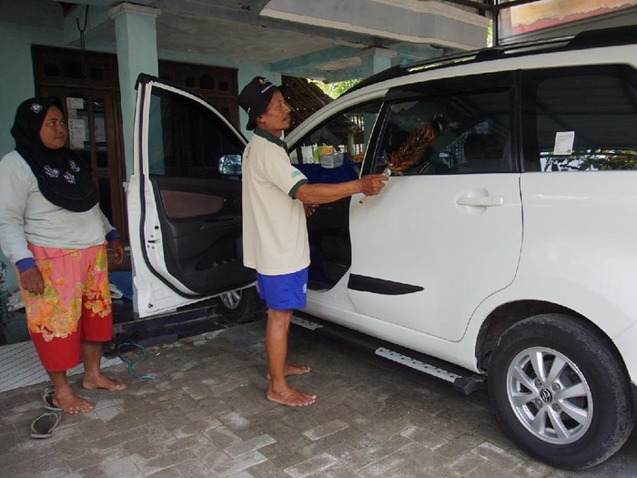 Salah satu pasangan petani yang mendadak jadi jutawan mampu membeli mobil Toyota Avanza