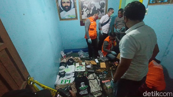 Sejumlah barang bukti di rumah terduga teroris di Kabupaten Bandung.