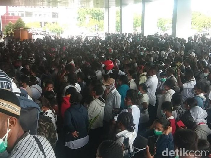 Sejumlah massa dari tenaga honorer K2 yang tergabung dari 29 kabupaten/kota di Papua melakukan aksi demonstrasi di kantor Gubernur Papua (Wilpret Siagian/detikcom)