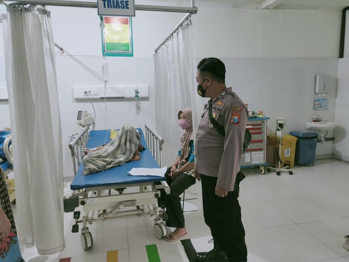 Seorang remaja tega menganiaya bapak, ibu dan adik kandungnya sendiri menggunakan palu. Mereka saat ini menjalani perawatan di rumah sakit. Seperti apa kondisi mereka?