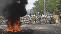 Pasukan keamanan di daerah itu menembakkan senjata kaliber yang lebih berat dari biasanya ke arah para pengunjuk rasa yang berjongkok di belakang barikade kantong pasir. Menurut saksi mata di lokasi kejadian, tidak jelas senjata apa yang digunakan pasukan keamanan, tapi diyakini senjata itu sejenis peluncur granat. AP Photo