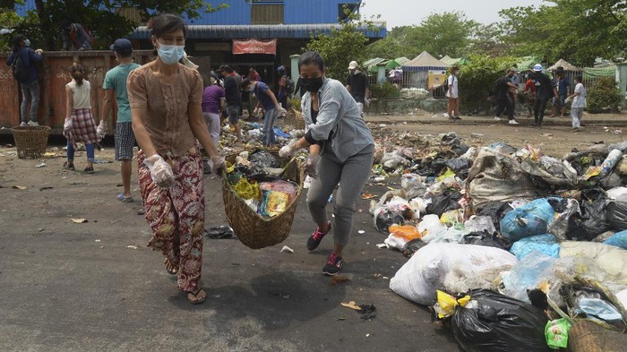 Serangan Sampah Jadi Cara Baru Lawan Junta Myanmar Anti-coup protesters throw garbage to block a road as a form of a
