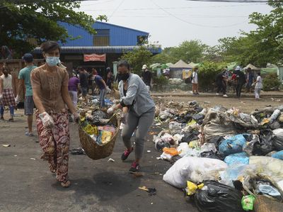 Pedemo Pakai Sampah Lawan Junta Myanmar