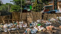 Media sosial juga diramaikan sejumlah gambar yang menunjukkan banyak tumpukan sampah di sepanjang jalan-jalan di Yangon. Getty Images  