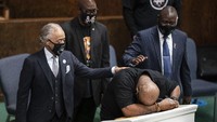 Ia kemudian mengklaim bahwa kematian Floyd merupakan akibat dari narkoba dan kondisi medis lainnya, bukan karena tak bisa bernapas akibat ditindih. AP/Jerry Holt 