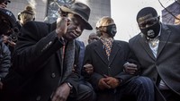 Keluarga George Floyd berlutut selama 8 menit 46 detik di depan gedung pengadilan di Minneapolis menjelang sidang Derek Chauvin, polisi yang diduga menghabisi nyawa kerabatnya tersebut pada Senin (29/3). AP/Jerry Holt 