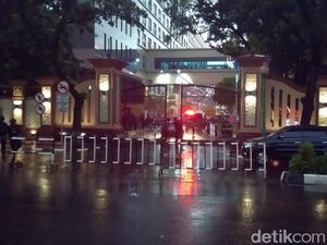 Mabes Polri Diserang Wanita Bersenjata, Netizen Kirim Doa